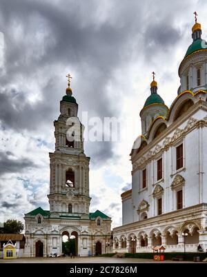 Astrakhan, Russie. Le Beffroi de Prechistenskaya est la porte principale du Kremlin et il s'élève à côté de la cathédrale de Dormition . Le Kremlin d'Astrakhan, un monument protégé par une loi fédérale, est un complexe architectural unique du XVIe siècle, ainsi qu'un exemple de l'architecture religieuse du XVIIIe siècle. La Dormition de la cathédrale de la mère de Dieu au Kremlin est l'un des meilleurs exemples de l'architecture de l'église russe du début du XVIIIe siècle. Pierre le Grand, qui a visité Astrakhan en 1722, a admirablement dit qu'il n'avait jamais vu un si beau temple dans son empire. Banque D'Images