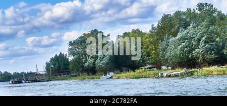 Russie,Astrakhan Oblast Volga Delta, dans l'estuaire, les bateaux sont amarrés le long de la Volga au petit port de pêche, (région de pêche de l'esturgeon) Banque D'Images