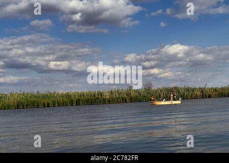 Russie,Astrakhan Oblast du delta de la Volga,dans l'estuaire de la Volga hommes pêche par bateau (région de pêche de l'esturgeon) Banque D'Images
