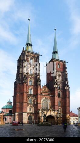 Pologne, la ville de Wroclaw, province de Basse Silésie, la cathédrale Saint-Jean-Baptiste situé sur l'île d'Ostrow Tumski est le siège de l'archidiocèse catholique romain de Wroclaw et un point de repère de la ville. La cathédrale est une église gothique avec des ajouts néo-gothiques. Les tours en briques doubles sont de 98 mètres de haut. Banque D'Images