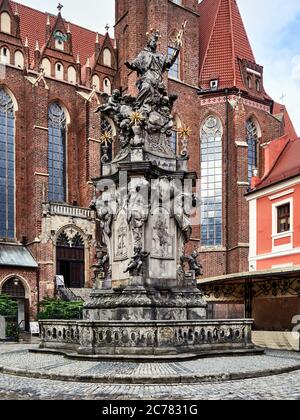 Pologne, ville de Wroclaw, province de Basse-Silésie, Statue de Saint-Jean népomunk créée par Jan Ji&#x159,i Urbansky en 1732 en face de la Collégiale de la Sainte Croix et de Saint-Bartholomew sur l'île de la Cathédrale. Banque D'Images