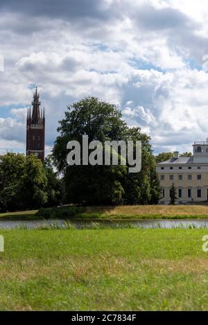 11 juillet 2020, Saxe-Anhalt, Wörlitz : vue sur le château et la tour de la bible dans le parc Wörlitz. Le vaste parc a été construit sous la régence du Prince Léopold III Friedrich Franz von Anhalt-Dessau (1740-1817). C'est un site classé au patrimoine mondial de l'UNESCO. Photo: Stephan Schulz/dpa-Zentralbild/ZB Banque D'Images