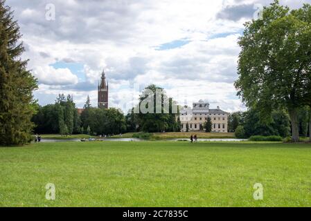 11 juillet 2020, Saxe-Anhalt, Wörlitz : vue sur le château et la tour de la bible dans le parc Wörlitz. Le vaste parc a été construit sous la régence du Prince Léopold III Friedrich Franz von Anhalt-Dessau (1740-1817). C'est un site classé au patrimoine mondial de l'UNESCO. Photo: Stephan Schulz/dpa-Zentralbild/ZB Banque D'Images