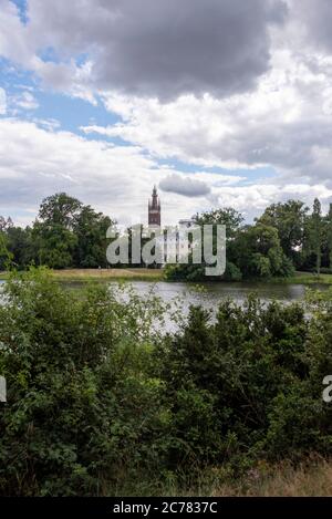 11 juillet 2020, Saxe-Anhalt, Wörlitz : vue sur le château et la tour de la bible dans le parc Wörlitz. Le vaste parc a été construit sous la régence du Prince Léopold III Friedrich Franz von Anhalt-Dessau (1740-1817). C'est un site classé au patrimoine mondial de l'UNESCO. Photo: Stephan Schulz/dpa-Zentralbild/ZB Banque D'Images