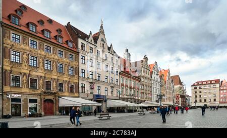 Pologne, ville de Wroclaw, province de Basse Silésie, Rynek est entouré par les maisons de résidence financées par les patristes de Wroc&#x142,aw. Le bâtiment d'origine, différent du style du reste, est une tour moderniste construite à la conception de Heinrich Rump en 1930. Les façades de certaines maisons sont entièrement couvertes de fresques Banque D'Images