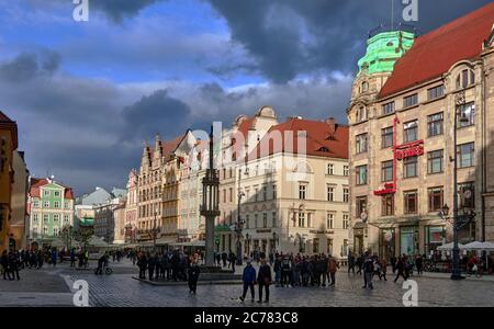 Pologne, ville de Wroclaw, province de Basse Silésie, Rynek est entouré par les maisons de résidence financées par les patristes de Wroc&#x142,aw. Le bâtiment d'origine, différent du style du reste, est une tour moderniste construite à la conception de Heinrich Rump en 1930. Banque D'Images