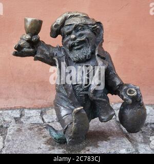 Pologne, ville de Wroclaw, province de Basse-Silésie, les Krasnales ou les Dwarfs de Wroclaw forment un ensemble de petites figurines représentant les nains, habituellement le bronze, placé dans les rues de Wroclaw depuis 2001. Leur nombre n'a fait qu'augmenter, et maintenant ils sont l'une des attractions les plus célèbres de la ville. Celui-ci ressemble à un homme qui a bu trop de bière. Banque D'Images