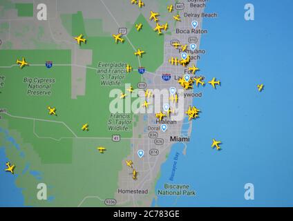 Trafic aérien au-dessus de Miami, Floride, États-Unis (14 juillet 2020, UTC 22.04), sur Internet avec le site Flightracar 24, pendant la pandémie du coronavirus Banque D'Images