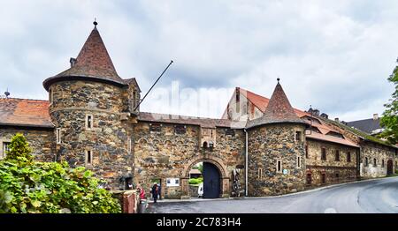 Pologne, village de Czocha, comté de Luban, Basse-Silésie le château de Czocha est un château défensif dans le village de Czocha, situé sur le lac Lenia, près de la rivière Kwisa. Le château de Czocha a été construit sur le rocher du gneiss, et sa plus ancienne partie est le donjon, auquel des structures de logement ont été ajoutées plus tard. L'origine du château de pierre date de 1329. Banque D'Images