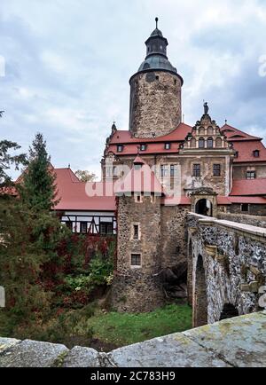 Pologne, village de Czocha, comté de Luban, Basse-Silésie le château de Czocha est un château défensif dans le village de Czocha, situé sur le lac Lenia, près de la rivière Kwisa. Le château de Czocha a été construit sur le rocher du gneiss, et sa plus ancienne partie est le donjon, auquel des structures de logement ont été ajoutées plus tard. L'origine du château de pierre date de 1329. Banque D'Images