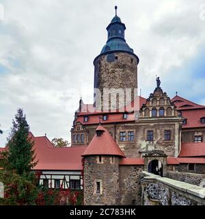 Pologne, village de Czocha, comté de Luban, Basse-Silésie le château de Czocha est un château défensif dans le village de Czocha, situé sur le lac Lenia, près de la rivière Kwisa. Le château de Czocha a été construit sur le rocher du gneiss, et sa plus ancienne partie est le donjon, auquel des structures de logement ont été ajoutées plus tard. L'origine du château de pierre date de 1329. Banque D'Images