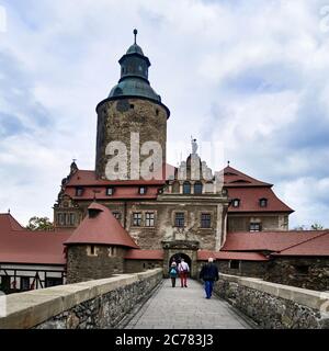 Pologne, village de Czocha, comté de Luban, Basse-Silésie le château de Czocha est un château défensif dans le village de Czocha, situé sur le lac Lenia, près de la rivière Kwisa. Le château de Czocha a été construit sur le rocher du gneiss, et sa plus ancienne partie est le donjon, auquel des structures de logement ont été ajoutées plus tard. L'origine du château de pierre date de 1329. Banque D'Images