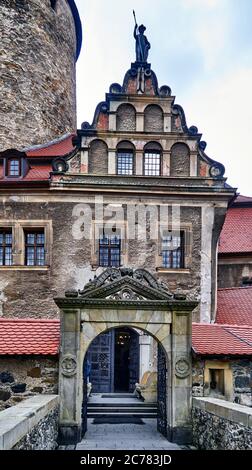 Pologne, village de Czocha, comté de Luban, Basse-Silésie le château de Czocha est un château défensif dans le village de Czocha, situé sur le lac Lenia, près de la rivière Kwisa. Le château de Czocha a été construit sur le rocher du gneiss, et sa plus ancienne partie est le donjon, auquel des structures de logement ont été ajoutées plus tard. L'origine du château de pierre date de 1329. Banque D'Images