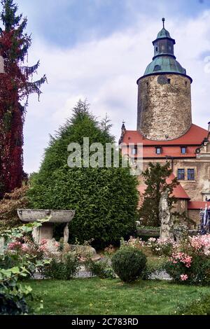 Pologne, village de Czocha, Luba&#x144, Comté, Basse Silésie de son parc le château de Czocha est un château défensif dans le village de Czocha, est situé sur le lac le&#x15b,nia, près de la rivière Kwisa. Le château de Czocha a été construit sur le rocher du gneiss, et sa plus ancienne partie est le donjon, auquel des structures de logement ont été ajoutées plus tard. L'origine du château de pierre date de 1329. Banque D'Images