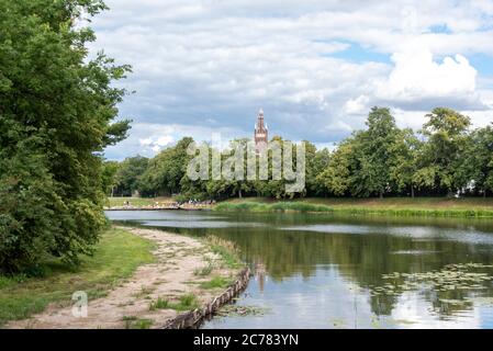 11 juillet 2020, Saxe-Anhalt, Wörlitz : vue sur la tour de la bible dans le parc Wörlitz. Le vaste parc a été construit sous la régence du Prince Léopold III Friedrich Franz von Anhalt-Dessau (1740-1817). C'est un site classé au patrimoine mondial de l'UNESCO. Photo: Stephan Schulz/dpa-Zentralbild/ZB Banque D'Images