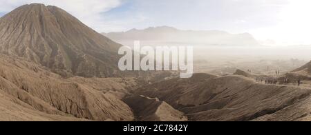 Volcan actif du mont Bromo dans le parc national de Bromo-Tengger-Semeru en Indonésie. Banque D'Images