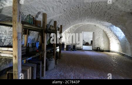 Pologne, Basse-Silésie, dans le village de Lomnica, sous-sol du palais Lomnica et de la propriété du Grand Palais Gothique et de la famille Von Kuster depuis 1835, origine du château en pierre date de 1391.le palais restauré abrite désormais un hôtel confortable, un restaurant et un parc de 9 hectares et il a retrouvé toute sa beauté et sa splendeur Banque D'Images