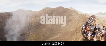 Volcan actif du mont Bromo dans le parc national de Bromo-Tengger-Semeru en Indonésie. Banque D'Images