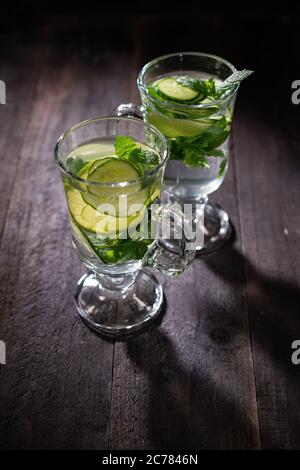 Boisson d'été avec citron vert et menthe.eau aux fruits.nourriture saine et en-cas.style vintage. Banque D'Images