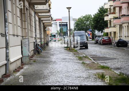 Potsdam, Allemagne. 15 juillet 2020. Évacuation d'un quartier résidentiel adjacent près de la gare principale. À Potsdam, les préparatifs pour désamorcer une bombe de 250 kg datant de la Seconde Guerre mondiale ont commencé. Environ 7500 personnes vivant dans la zone restreinte d'environ 800 mètres autour du site ont dû quitter leur maison à 8 heures crédit: Julian Stähle/-//dpa/Alay Live News Banque D'Images