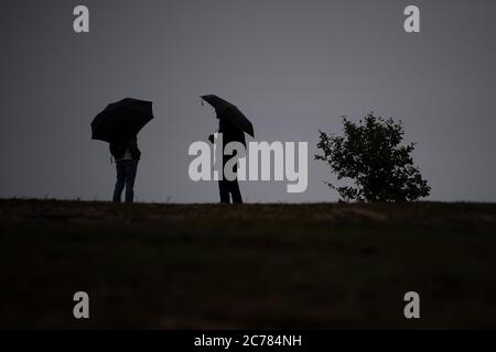 15 juillet 2020, Bade-Wurtemberg, Ochsenwang : deux randonneurs femelles se tiennent sur le Breitenstein. Photo: Sebastian Gollnow/dpa Banque D'Images