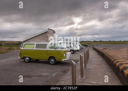 Garrettstown, Cork, Irlande. 15 juillet 2020. Un ancien campervan classique de VW garée pendant la nuit sur le front de mer à Garrettstown, Co. Cork, Irlande. Le temps d'aujourd'hui sera surtout nuageux ce matin avec quelques taches de brouillard et de bruine. Cependant, de longs épisodes secs se développeront au fur et à mesure que la journée progresse, avec quelques épisodes ensoleillés possibles et des températures de 17 à 21 degrés. - crédit; David Creedon / Alamy Live News Banque D'Images