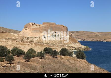 Le château de Necm est situé à Manbij en Syrie. Le château est situé sur la rive de l'Euphrate. Le château a été construit dans la 100e année avant Christ Banque D'Images