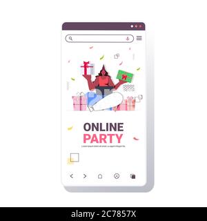 femme célébrant en ligne anniversaire fête africaine fille américaine tenant des boîtes cadeau emballées célébration auto isolation quarantaine concept smartphone écran pleine longueur copie espace illustration vectorielle Illustration de Vecteur