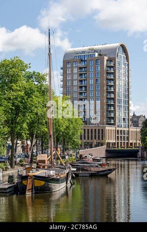 La Haye, pays-Bas, 11 juillet 2020 : voilier historique sur le canal de Zuid Singelsgracht avec un immeuble postmoderne en arrière-plan Banque D'Images