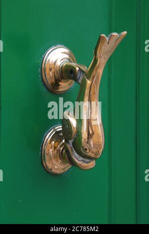 À l'attention de Malte. Porte d'éjection en laiton en forme de poisson sur la porte avant verte. Banque D'Images