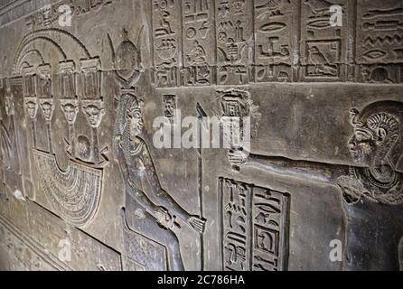 Mystérieuses peintures murales sur les murs du Temple de Dendera Hathor , près de la ville de Ken. Banque D'Images