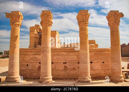 Les ruines du magnifique temple antique de Dendera ou du temple de Hathor. Égypte, Dendera, un ancien temple égyptien près de la ville de Keno. Banque D'Images