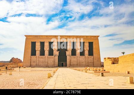 Les ruines du magnifique temple antique de Dendera ou du temple de Hathor. Égypte, Dendera, un ancien temple égyptien près de la ville de Keno. Banque D'Images