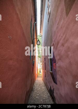 Brasov/Roumanie - 06.28.2020: Rue de corde (strada sforii) située à Brasov est l'une des rues les plus étroites d'Europe. Banque D'Images