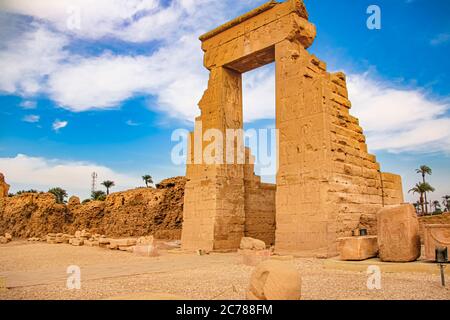 Les ruines du magnifique temple antique de Dendera ou du temple de Hathor. Égypte, Dendera, un ancien temple égyptien près de la ville de Keno. Banque D'Images