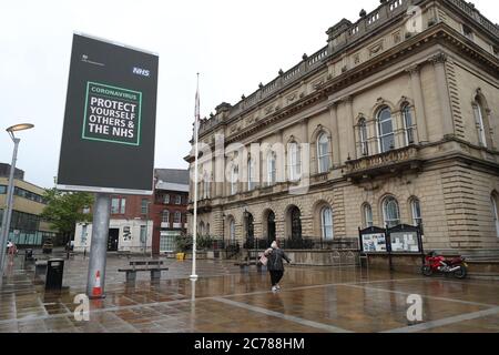 Un avis du gouvernement britannique sur un panneau d'affichage dans le centre-ville de Blackburn, alors que la ville est confrontée à une « marée montante » de cas de coronavirus, centrée sur sa grande communauté asiatique. Banque D'Images