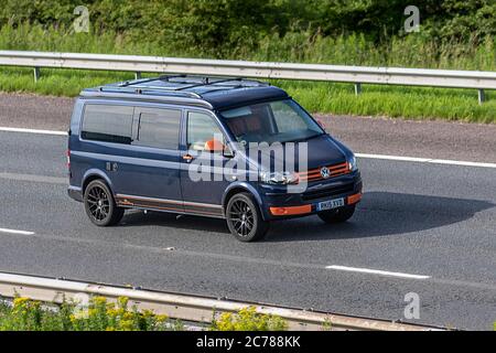 2015 bleu CamperKing VW Volkswagen transporter T30 StartLine véhicules mobiles, Touring Caravan et Motorhomes, camping-cars sur les routes de Grande-Bretagne, véhicule de loisirs RV, vacances familiales, vacances Caravanette, vacances caravane, conversions de minibus, autohome, vie sur la route, voitures conduisant des véhicules sur les routes du Royaume-Uni, moteurs, moto sur le réseau d'autoroute M6. Banque D'Images