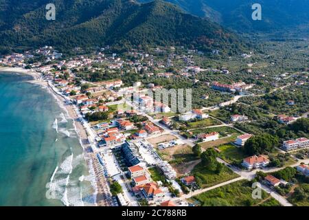 Paysage avec plage d'or et Skala Potamia sur Thassos, Mer Egée, Grèce Banque D'Images