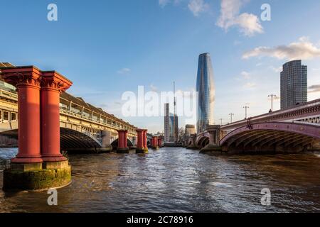 Vue depuis la rive nord de la Tamise vers le sud jusqu'à un Blackfriars. Au milieu de la construction d'images sur la tour centrale des chantiers de Banskide, conçu b Banque D'Images