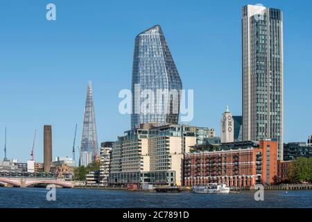 Vue depuis l'Embankment, vers le sud-est, jusqu'à un Blackfriars avec son renflement distinctif. One Blackfriars, Southbank, Royaume-Uni. Architecte: Simp Banque D'Images