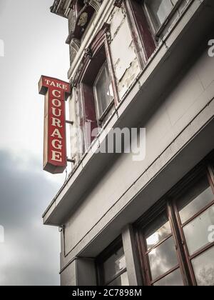 Prenez le texte courage et le panneau de pub devant un ancien bâtiment de pub à Lambeth, Londres, Royaume-Uni Banque D'Images