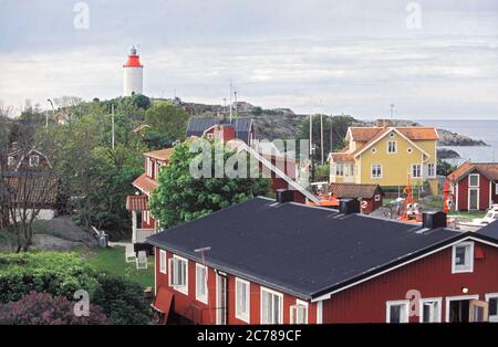 Phare et maisons à Oja, Landsort, archipel de Stockholm Banque D'Images