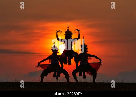 La silhouette noire de trois acteurs Manohra dansant dans le parc en soirée. Manohra performance est une danse populaire qui a une longue histoire dans le sud Banque D'Images