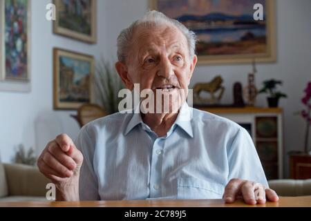 Prague, République tchèque. 10 août 2017. DOSSIER Milos Jakes, ancien secrétaire général du Parti communiste de Tchécoslovaquie de 1987 à 1989, parle lors de l'interview pour l'Agence de presse tchèque à Prague, République tchèque, le jeudi 10 août 2017. Jakes est décédé à l'âge de 97 ans le 15 juillet 2020. Crédit : vit Simanek/CTK photo/Alay Live News Banque D'Images