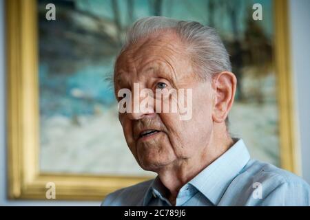 Prague, République tchèque. 10 août 2017. DOSSIER Milos Jakes, ancien secrétaire général du Parti communiste de Tchécoslovaquie de 1987 à 1989, parle lors de l'interview pour l'Agence de presse tchèque à Prague, République tchèque, le jeudi 10 août 2017. Jakes est décédé à l'âge de 97 ans le 15 juillet 2020. Crédit : vit Simanek/CTK photo/Alay Live News Banque D'Images