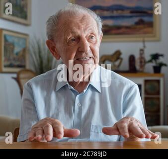 Prague, République tchèque. 10 août 2017. DOSSIER Milos Jakes, ancien secrétaire général du Parti communiste de Tchécoslovaquie de 1987 à 1989, parle lors de l'interview pour l'Agence de presse tchèque à Prague, République tchèque, le jeudi 10 août 2017. Jakes est décédé à l'âge de 97 ans le 15 juillet 2020. Crédit : vit Simanek/CTK photo/Alay Live News Banque D'Images