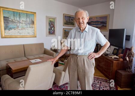 Prague, République tchèque. 10 août 2017. DOSSIER Milos Jakes, ancien secrétaire général du Parti communiste de Tchécoslovaquie de 1987 à 1989, parle lors de l'interview pour l'Agence de presse tchèque à Prague, République tchèque, le jeudi 10 août 2017. Jakes est décédé à l'âge de 97 ans le 15 juillet 2020. Crédit : vit Simanek/CTK photo/Alay Live News Banque D'Images