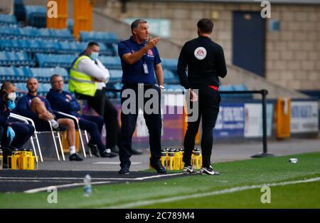 LONDRES, Royaume-Uni, JUILLET 14 : Tony Mowbray, directeur de Blackburn Rovers, a eu des mots avec le quatrième officiel Craig Hicks lors du championnat EFL Sky Bet Banque D'Images