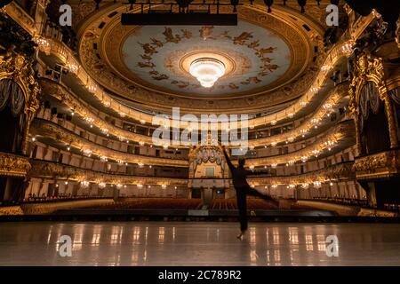 Une ballerine prima répète une partie d'un ballet sur la scène du théâtre Mariinsky à Saint-Pétersbourg, en Russie Banque D'Images
