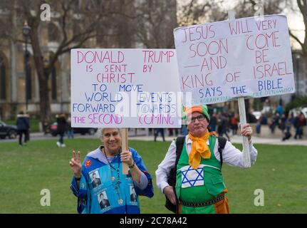 Pro Trump soutient lors d'un anti-président Trump tenant des pancartes disant que le président Trump est envoyé par le Christ. Le défenseur masculin de Trump est l’ancien prêtre catholique Neil Horan. Le rassemblement a été appelé à coïncider avec le début du débat parlementaire sur le président Trump, la visite d’État en Grande-Bretagne, qui doit avoir lieu plus tard dans l’année. Parliament Square, Londres, Royaume-Uni. 20 février 2017 Banque D'Images